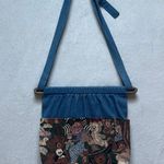 Ėāā§ź°į 90's embroidered teddy bear denim bag with adjustable straps and wooden closure ą»ź± ā§āĖ Blue Photo 0