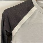 Under Armour  Heat Gear Long Sleeve Base Layer. Size Small. Photo 4