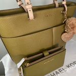 Michael Kors Bedford Tote Bag With Matching Wallet Photo 1