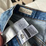 Aritzia Levi’s 501 Jean shorts Photo 2