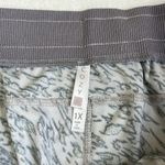 LuLaRoe Cozy Women’s Velour Capri Pants Size 1X Photo 5