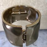 Chico's 🆕 CHICO’S ‘CIANA' WIDE HAMMERD GOLD TONE MOLTEN HINGED CUFF BANGLE BRACELET NWT Photo 3