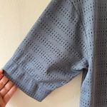 Gap Fit Sz XS Gray Stretch Perforated Sheer Eyelet Short Sleeve Sports Shirt Top Photo 3