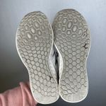 New Balance Fresh Foam Arishi V3 Women's Athletic Running Shoes Grey Size 9.5 Photo 3