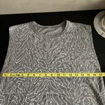 Lululemon Women’s  Athletica Muscle Hustle Tee Gray White Abstract Tank Top Photo 3