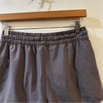 Vuori  Women's Clementine Short 2.0 Mid Rise  Activewear Running Size XS Gray Photo 6