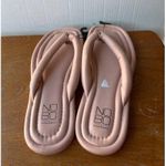 No Boundaries  Women's Fluffy Flip Flops Flat Sandals Size 10 Sku 2938 Photo 4