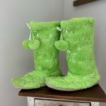 SO NWOT  Sz: W 9/10 Fuzzy Bright Grinch Green Sequin Star Slipper Boots. Faux fur Photo 2