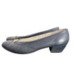 Salvatore Ferragamo  Boutique Navy Blue Heels Size 7.5 Gold Crest Low Heel‎ Pumps Photo 3
