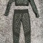 Everlast  green camo set leggings and long sleeve size small Photo 0