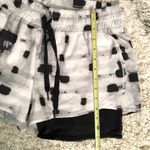 Lululemon Hot To Street Short In Ghost Weave White Black / Black Size 10 Photo 7
