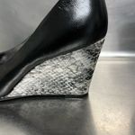 Aerosoles  Plum Tree Black Leather Wedge Pumps - Size 8 1/2 - GUC Photo 5
