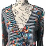 One Clothing Revolve UO Black White Stripe Floral Hummingbird 3/4-Slv Tie-Front Wrap Top EUC S Photo 3