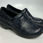 b.o.c.‎ Navy blue paisley embossed clogs women’s size 8 professional nursing Photo 0