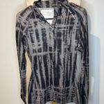 Under Armour  Women's Tie-Dye Black and Gray cold gear top M Photo 0