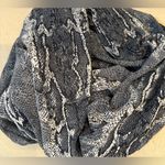 Chic and large Black and White Animal Print Scarf Photo 2