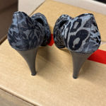 Nine West Vintage Heels Size 9M Gray Leopard Print Photo 5