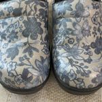 Savvy ‎ Brandy Blue Metallic Floral Slip Resistant Nursing Shoes Size 9 Photo 3