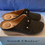 NWT GC Shoes
Women's Krista Perforated Flower Wedge
Mules Black Size 6.5 Photo 6