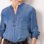 Evereve  Chambray Long Sleeve Popover Top - size Medium Photo 0