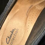 Clarks Clark’s collection ULTIMATE comfort ANGIE PEARL BLACK LEATHER Upper CUIR NOIR BALANCE MAN MADE MATERIAUX SYNTHETIQUES slip on New with tag Same day shipping Smoke and pets free Elevate your casual wardrobe with these slip-on shoes from the Angie collection. The black leather upper is complemented by a low heel, making them perfect for everyday wear. The shoes feature a slip-on closure, making them easy to wear and remove, and are designed for ultimate comfort. The Angie Pearl shoes are a solid pattern, with a shoe width of M. They are perfect for women looking for comfort shoes, with features such as a comfortable sole and leather upper material. These shoes have a UK shoe size of 5.5 and a US shoe size of 6.5/7/9, making them suitable for a wide range of foot sizes. Photo 8