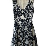 SUNCOO Paris Black & White Sleeveless V Photo 0