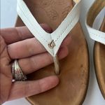 Olukai Woman’s Thong Flip Flop White and Tan Summer Sandals, size 10 ✔️ Photo 2