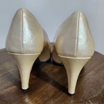 Hush Puppies Soft Style by  Cream Heels Size 7.5 Pearl Cream Pumps Photo 3