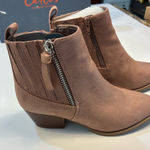 Carlos Santana NIB  Valiant Taupe Suede Ankle Boots Size 7 Photo 0