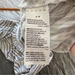 White House | Black Market Zebra V-Neck Tee. Size Small. Photo 9