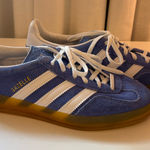 Adidas  women’s Gazelle indoor sneaker in blue/white/gold Photo 0