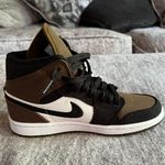 Nike Air Jordan 1 Mid Photo 1