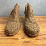 Baretraps Rizzo Perforated Faux Suede Ankle Boots Size 9 Tan Block Heel NEW Photo 3