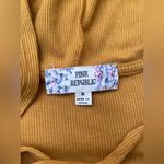 Pink republic  Womens Medium Gold Ribbed Long-Sleeved Lace Up Hooded Shirt Photo 4