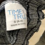 Time & Tru Grey  elastic waist stretch linen shorts. Photo 2