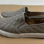 Brash Womens quilted beige / taupe low top slip on shoes size 9 Photo 3