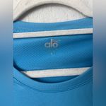Alo Yoga Alo Coolfit Athletic Tshirt blue Size Small Photo 2