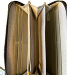 Daisy Fuentes Wallet Photo 2