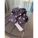 Alice + Olivia NWT Alex + Olivia Daisy Print Reversible Bucket Hat Black / White One Size Photo 9