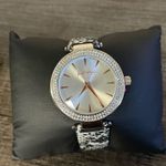 Kendall + Kylie watch Photo 1