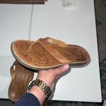 OLUKAI Paniolo Women's Premium Leather flip flop sandals size 38.5 Tan Photo 5