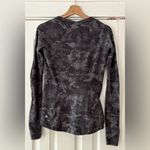 Lululemon  On Repeat Runderful Gray Camo Long Sleeve Top Size 8‎ EUC Photo 5
