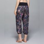 Lululemon  Women’s Om Mesh Jogger Pants Floral Sport Black Multi Size 2 Photo 2
