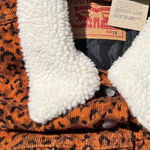 Levi's Levi’s sherpa collared corduroy jacket in burnt orange leopard print
Women’s 1X Photo 3