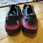 OOFOS Oocandoo Slip On Recovery Shoes Women’s 8 Black Pink Photo 4
