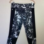 Fabletics  Black Penzi Palm Hawaiian Capri Cropped Athletic Leggings Mid Rise M Photo 5