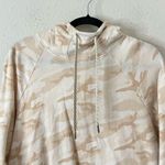 Vuori Beach Hoodie in Bisque Camo Size Small Photo 4