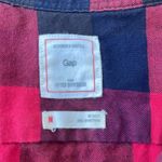Gap  red & black buffalo plaid button down shirt fitted boyfriend size medium Photo 2