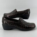 Clarks Women 10 Bendables Slip On Heeled Loafer Brown Faux Alligator Shiny Work Photo 3