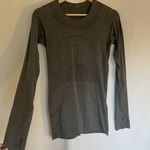 Lululemon Athletica gray long sleeved shirt knit design running compression Photo 0